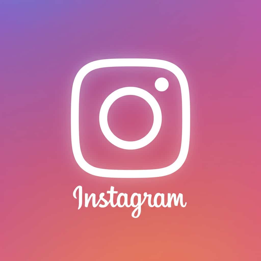 Logotipo de Instagram sobre un fondo degradado de color púrpura a naranja.